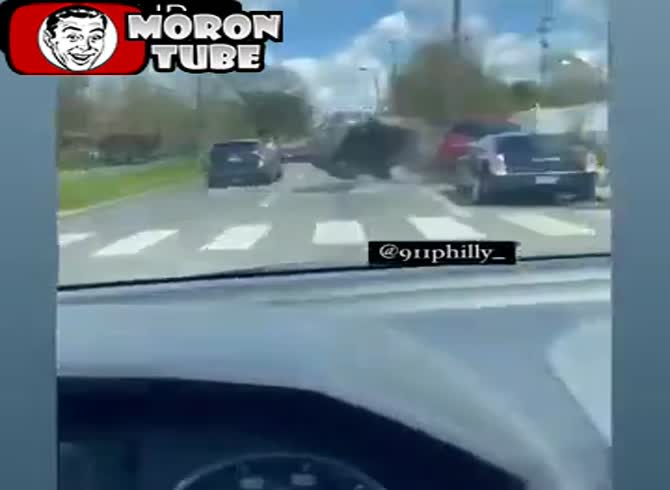 Video :A driver who is distracted by three females twerking does the irreparable